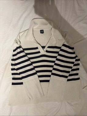 GAP Womens's Cream and Navy Striped V‑Neck Collar Sweater
